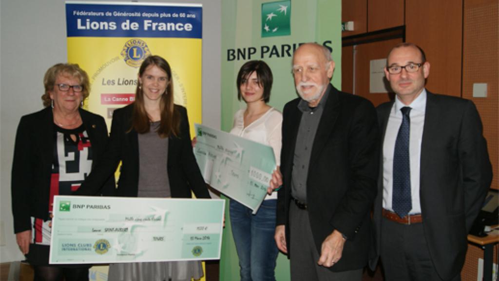 Mme Joëlle Martineau (Lions Cub Tours Jardin de la France), Laure Saint-Aubert, Laetitia Roché, Léandre Pourcelot (Trésorier de la Fondation) et Philippe Thibaut (BNP-Paribas)  lors de la remise du Prix de la Fondation